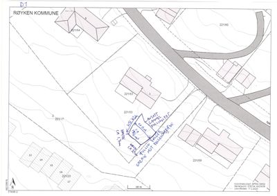 Situasjonsplan som viser tomtegrenser, høydeforhold (konturlinjer), nabolag og håndskrevne notater om planlagt bygning.