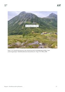 Fotografi av et terreng (fjell og myr) med en gulelastebil, som illustrerer et område for dreneringsanalyse.