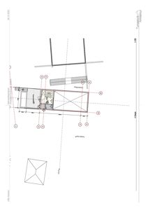 Situasjonsplan som viser bygningens plassering i forhold til naboeiendommer, vegger og eiendomsgranser.