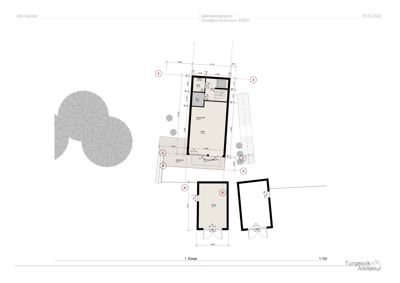 Etasjeplan (1. etasje) for Villa Aarekol som viser romfordeling, dimensjoner og plassering av bygninger.