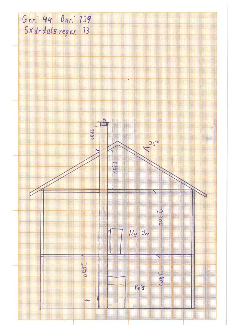 Snittegning som viser bygningens tverrsnitt med høydemål, takhøyde og romfordeling (f.eks. 'Nyovn', 'Peis').