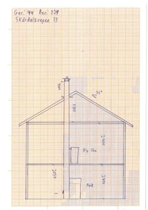 Snittegning som viser bygningens tverrsnitt med høydemål, takhøyde og romfordeling (f.eks. 'Nyovn', 'Peis').