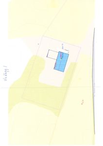 Situasjonsplan som viser tomtens grenser (rødt), en eksisterende bygning (blått) og en planlagt tilbygg (mørkeblått).