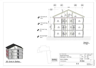 En snittegning (Snitt A) som viser bygningens indre struktur, romfordeling og høyder på tvers av huset.
