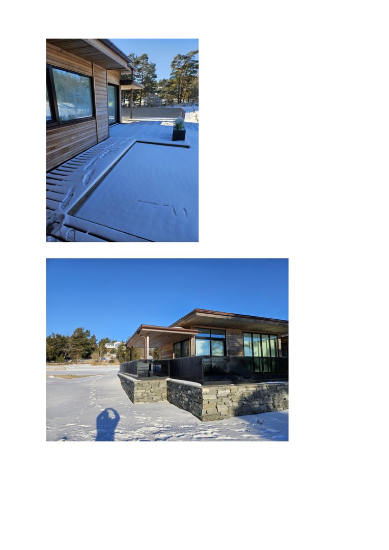 Fotografier av en ferdigbygd husfasade og uteplass i snø.