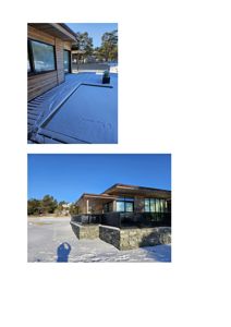 Fotografier av en ferdigbygd husfasade og uteplass i snø.