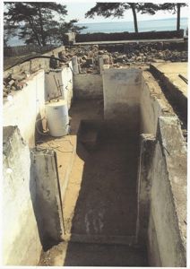 Fotografi av en byggeplass som viser fundamentarbeider, inkludert graving og murverk.