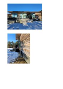 Fotografier av en moderne villa med trefasade og store glassflater, tatt i snøvær.