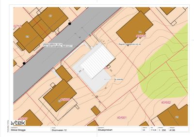 Situasjonskart som viser bygningens plassering i forhold til naboeiendommer, veier og reguleringsgrenser.