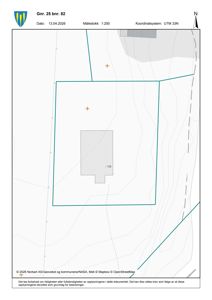 Situasjonsplan som viser eiendomsnummer (Gnr. 25 bnr. 82), bygningens plassering, tomtegrenser, høydeforhold (konturlinjer) og nabolag.
