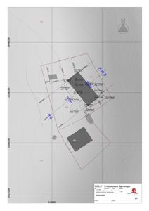 Situasjonsplan som viser tomtens form, høydemålinger (konturer), bygningers plassering og orientering.