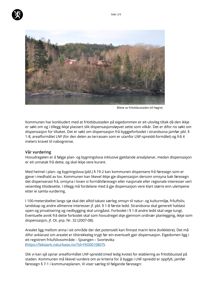 Fotografi av Fritidsbustaden sett fra siden, med tekst om dispensasjon for byggetiltak.