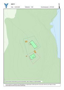 Situasjonsplan som viser tomtens topografi (konturlinjer), plassering av bygninger, vei og vannkropp.