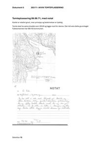 Bildet viser en situasjonsplan (tomtekart) med topografiske linjer og et tegnet rektangel som angir tomteplassering, samt et håndskrevet notat om avvik.