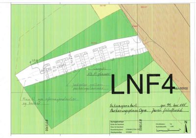 Situasjonskart som viser plassering av en parkeringsplass (LNF4) på en tomt, med angitte mål, areal (43 P-plasser) og omgivende terreng.