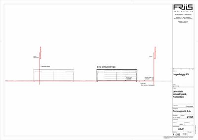 Situasjonsplan eller terrengprofil som viser bygningenes plassering i forhold til hverandre og terrenget.