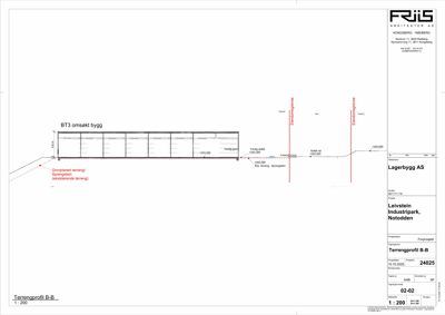Snittegning som viser terrengprofilen (B-B) i forhold til bygningens høyde og grunnplan.