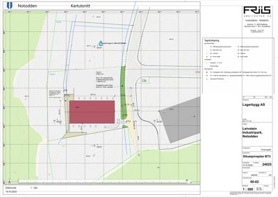 Situasjonsplan som viser bygningens plassering i forhold til terrenget og naboeiendommer.