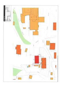 Situasjonsplan som viser bygningers plassering i forhold til hverandre, veier og tommelementer.