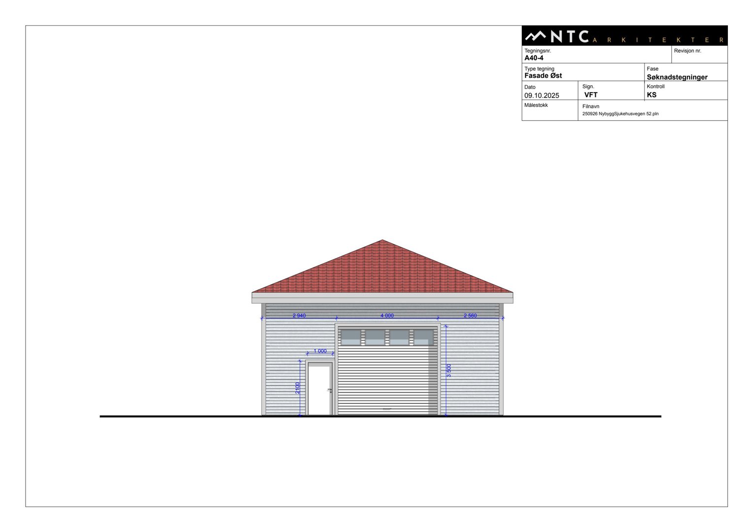 Fasadetegning som viser bygningens utsikt fra øst, med mål og detaljer for dører, vinduer og tak.