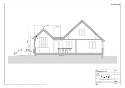 Snittegning som viser bygningens høyde, takform, vindusposisjon og grunnplan sett fra siden.