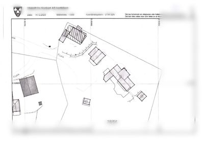 Situasjonsplan (tomtekart) som viser bygningsplasseringer, eiendomsgrenser og koordinatsystem.