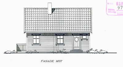 En tegning som viser fasaden mot en bygning, med tekst 'FASADE MOT' under.