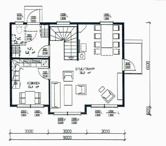Etasjeplan (plantegning) som viser romfordeling, møblering og mål for et hus.