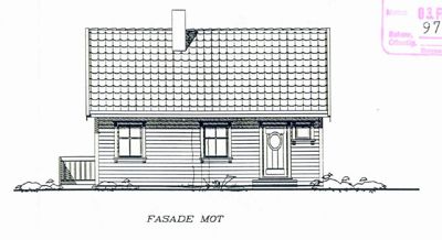 Tegning som viser fasaden mot en bygning, inkludert tak, vinduer, dør og grunnmur.