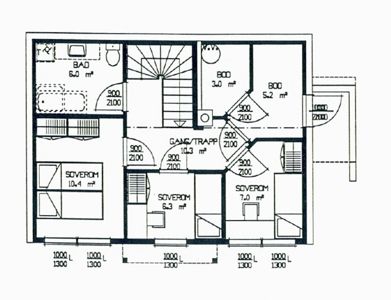 Etasjeplan som viser romfordeling, arealer og plassering av trapper og dører.