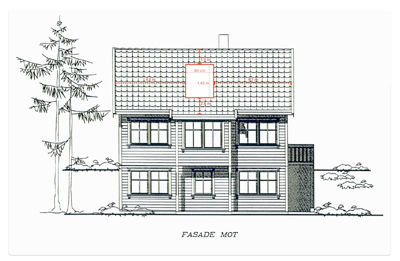 Fasadetegning av en toetasjes bygning med mål på et vindu i taket og omgivende landskap.