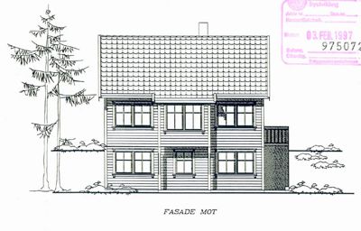 Fasadetegning av en toetasjes bolig sett fra fronten, med tekst 'FASADE MOT' og et stempel fra 'Byutvikling' i øvre høyre hjørne.
