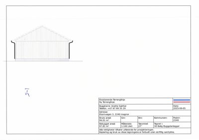 Fasadetegning som viser fronten på en bygning med takform, takrenner og grunnmur.