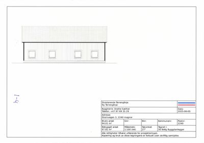 Fasadetegning som viser fronten på en bygning med tak og vinduer.
