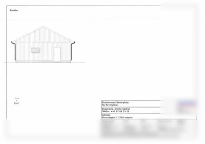 Fasadetegning som viser fronten på en bygning med tak, vinduer og dør.