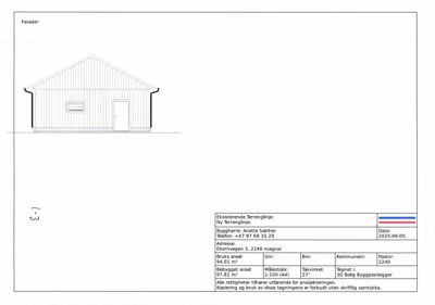 Fasadetegning som viser fronten på en bygning med tak, vinduer og dør.
