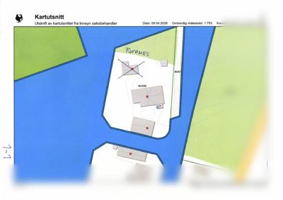 Kartutsnitt som viser tomtens plassering i forhold til nabolag, vann og veg, med arealnummer og retning.