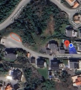 Satellittbilde (kart) som viser et område med hus, veier (Findalskleiva, Tuftesvingen) og vegetasjon. Bildet inneholder også et rødt sirkelmerke som markerer en tomt og en blå markør.