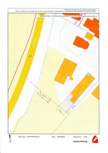 Situasjonsplan som viser tomtens grenser, nabolag, veier og plassering av bygninger.