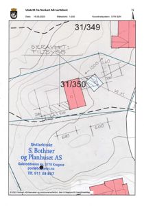 Situasjonsplan som viser tomtens form, grenser, høydeforskjeller (konturlinjer) og plassering av bygninger.