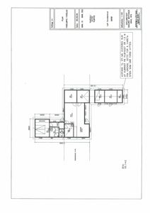 Plantegning som viser romfordeling, dimensjoner og plassering av dører og vinduer for et hus.