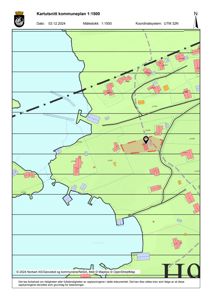 Kartutsnitt (kommuneplan) som viser et område med bebyggelse, infrastruktur og naturarealer. En spesifikk tomt er markert med en pil.
