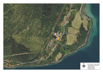 Flyfoto eller satellittbilde av et kystområde med bygningsplasseringer, veier og natur. Bildet inneholder også en stempel med informasjon om prosjektet (Lynghavsvannet/Lyngneset), arkitekt (Janne Hirvikangas) og målestokk (1:5000).