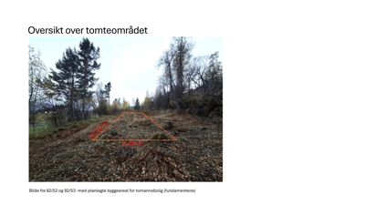 Fotografi av et tomteområde med planlagt byggeareal (fundamentene) markert med en oransje linje.