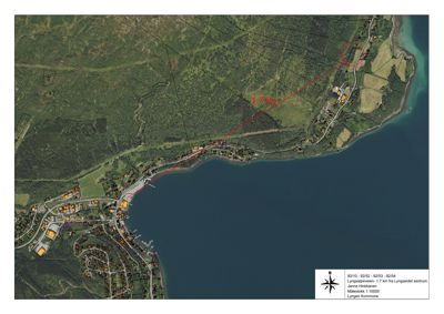 Flyfoto eller ortofoto av et kystområde med overlagte tegninger som viser eiendomsinndeling, vei og en markert rute (1,7 km).