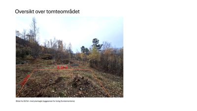 Fotografi av et tomt område med overlagte røde linjer som viser planlagt byggeareal (fundamentlinjer).