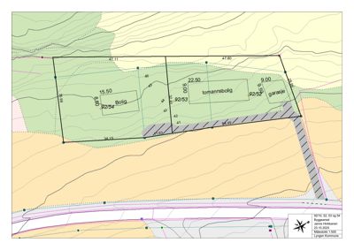 Situasjonsplan som viser tomtens grenser, høydemålepunkter (konturlinjer), plassering av boliger og garasje, samt nabotomter.