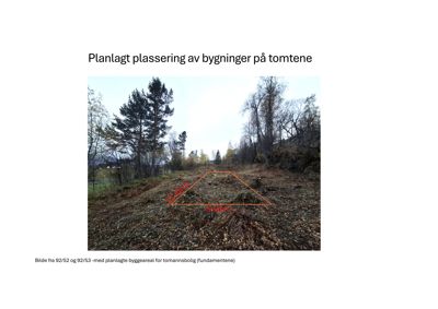 Fotografi av en tomt med overlagte røde linjer som viser planlagt plassering av bygninger (fundamentene).