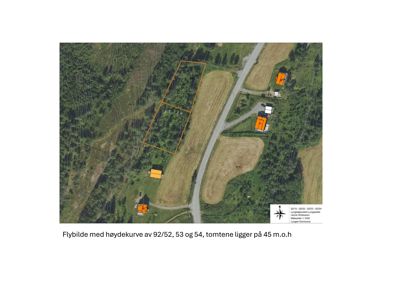 Flyfoto (kart) av et område med høydekurver, der tomter er markert med oransje polygoner.