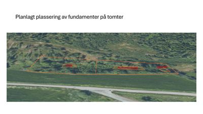 Flyfoto eller satellittbilde av et terreng med overlagte oransje linjer som markerer planlagte tomter og fundamentplasseringer.